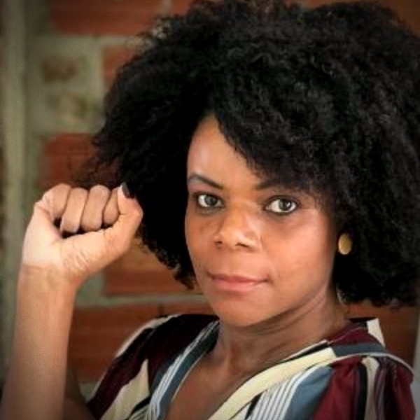 Mulher negra raivosa trabalho é processada denunciar racismo