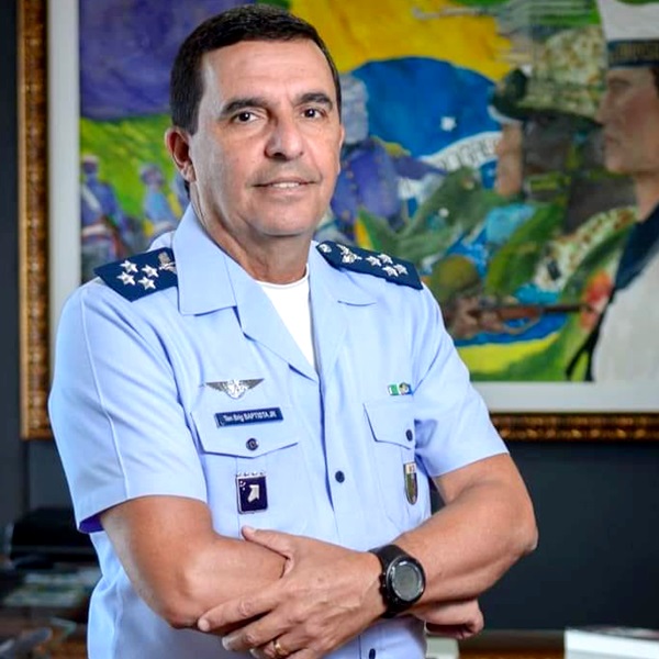 Novo comandante da Aeronáutica curte posts Marco Feliciano Flávio Bolsonaro