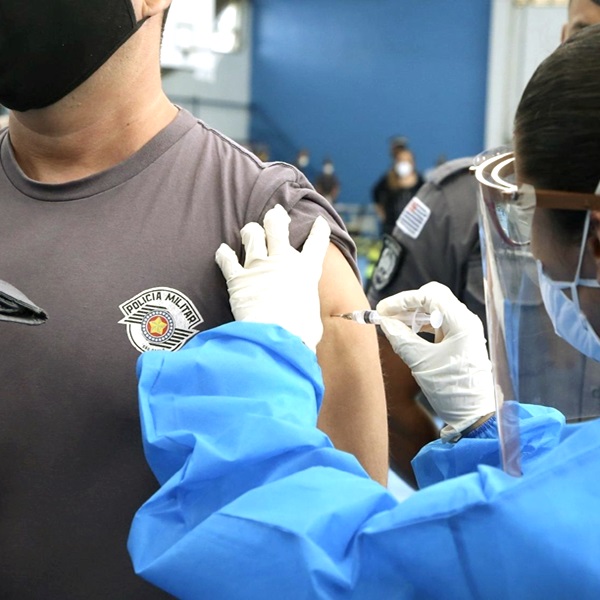 Policiais bolsonaristas campanha contra vacinação Covid-19