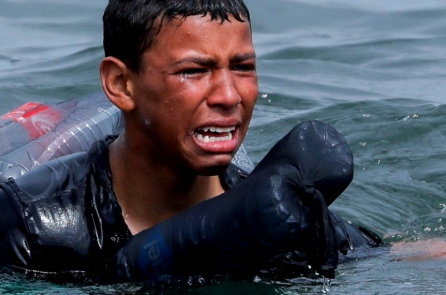 Imagens menino chorando praia Espanha percorrem mundo ceuta