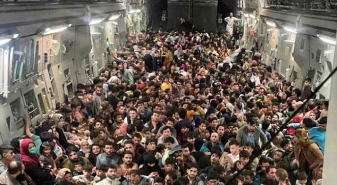 detalhes voo retirou pessoas desesperadas Afeganistão