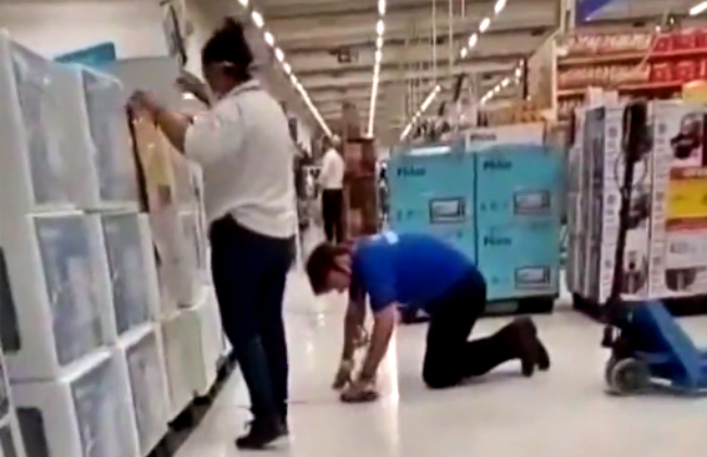 joelhos vendedor humilhado gerente Carrefour enquanto limpa chão