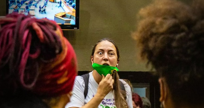 Manifestantes antivacina chamam vereadoras negras empregada lixo