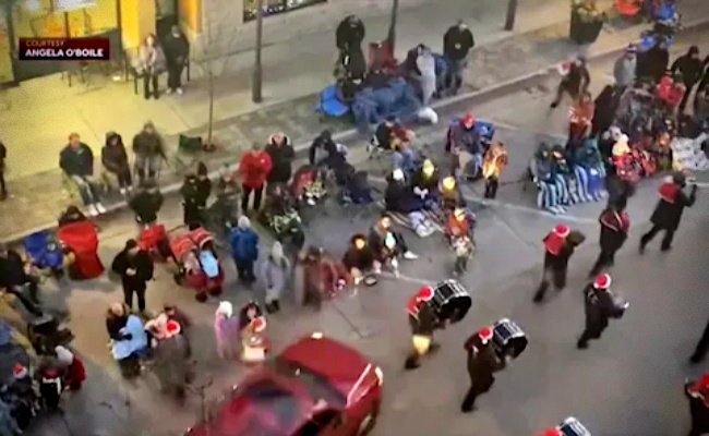 Carro acelera e invade desfile de Natal matando pessoas feridos eua