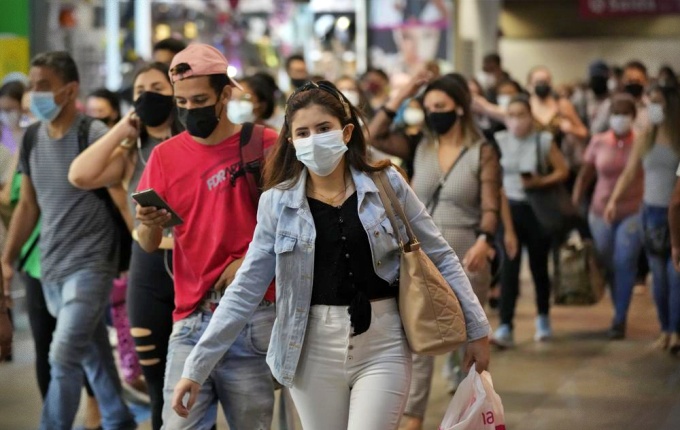 Brasil supera mil casos diários de covid primeira vez