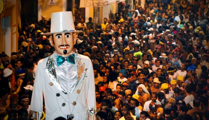 Ataque carnaval público gerou fortalecimento carnaval privado