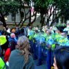 manifestantes-antivacina-atiram-fezes-policiais-nova-zelandia