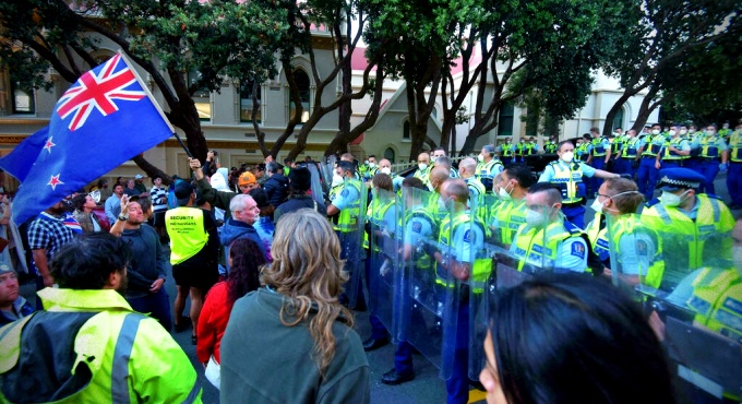 Manifestantes antivacina atiram fezes policiais Nova Zelândia