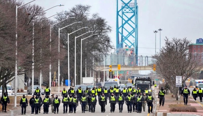 Polícia Canadá operação contra manifestantes antivacina