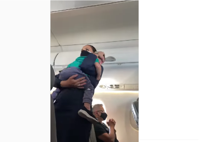 Bebê chorava parar acalmado comissária bordo avião