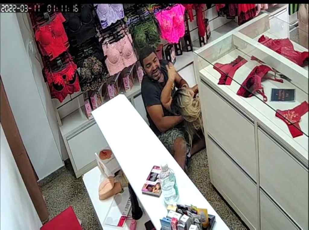 homem estuprar funcionária sex shop