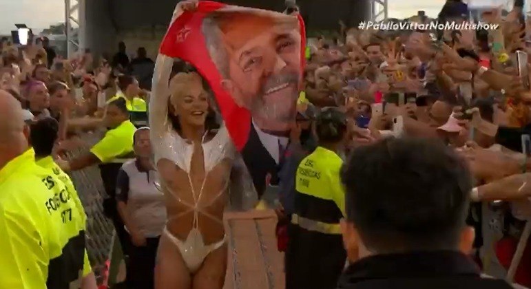 Pabllo Vittar ergueu bandeira de Lula