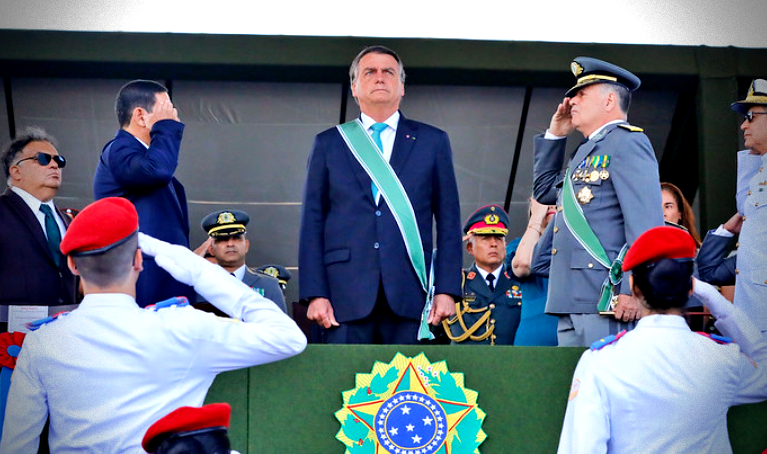 Militares brasileiros poder presidente fim SUS gratuito documento