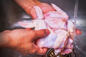 nunca-lave-frango-antes-cozinha-lo-especialistas-explicam