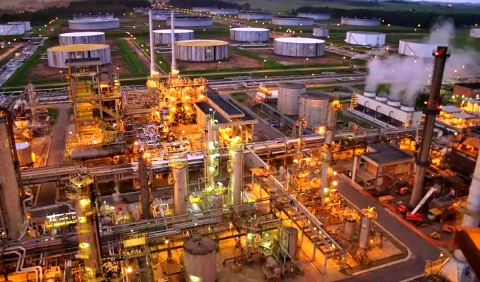 Governo Bolsonaro insiste vender refinarias Petrobras antes eleição