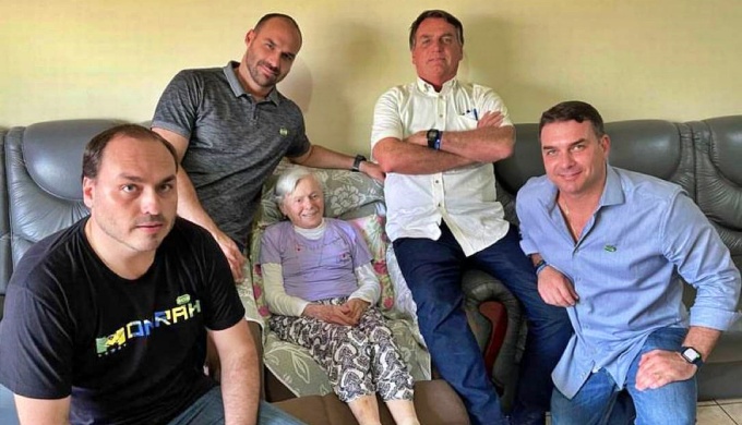 Família Bolsonaro comprou metade patrimônio dinheiro vivo