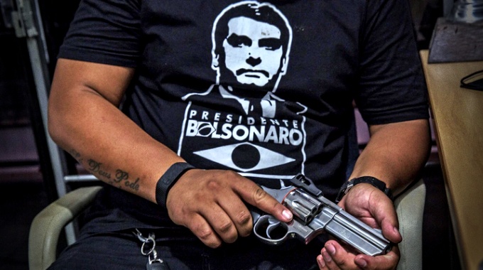 Após decretos BolsonarO brasileiros compram armas dia milícia 