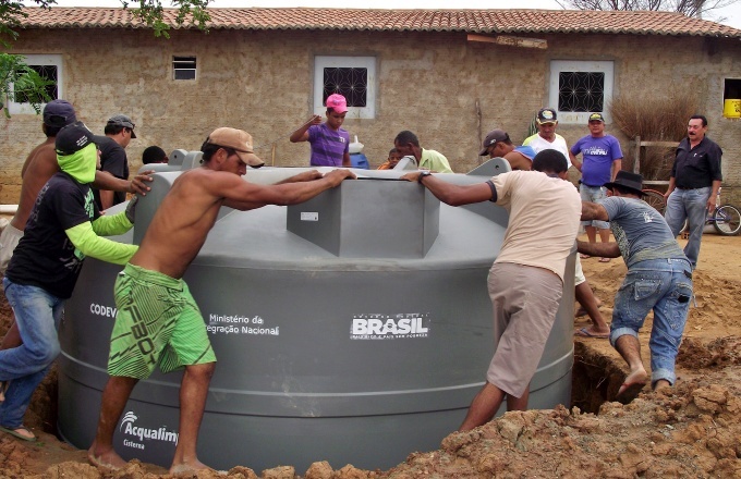 Bolsonaro interrompe maior programa acesso água Nordeste