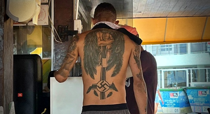 Homem tatuagem nazista circula sem camisa orla João Pessoa crime