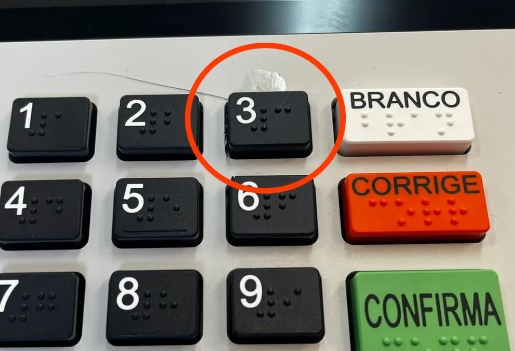 eleitor cola tecla urna