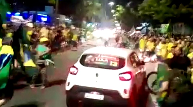Bolsonaristas atacam mulher dirigia carro adesivos Lula