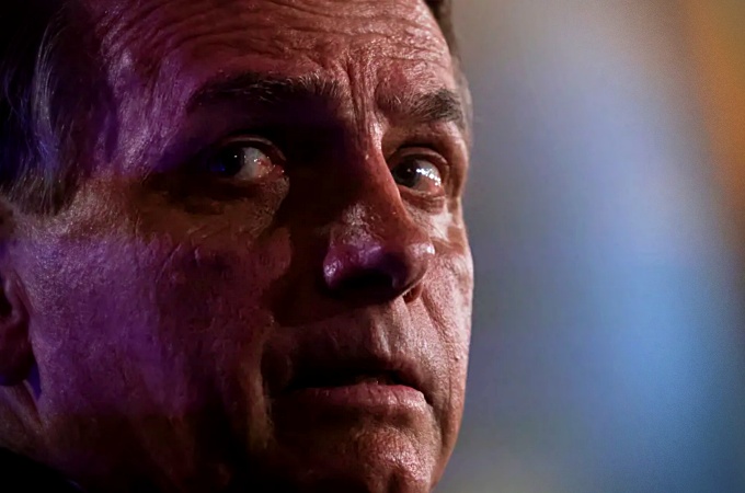 Bolsonaro tramando contra segurança nacional como faz tempos paraquedista