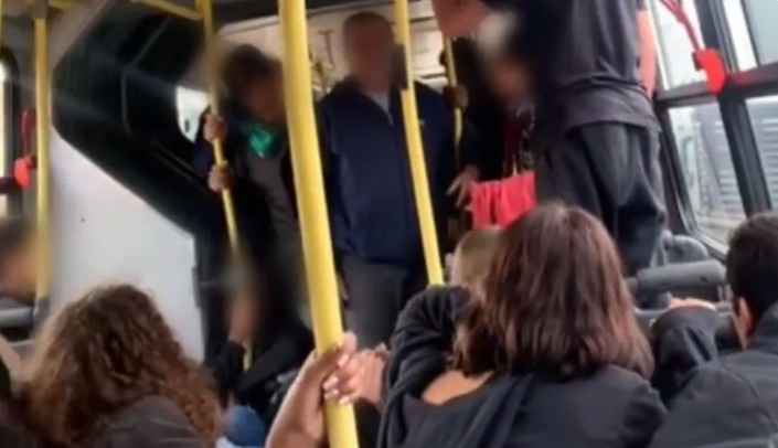 bolsonaristas invadem ônibus