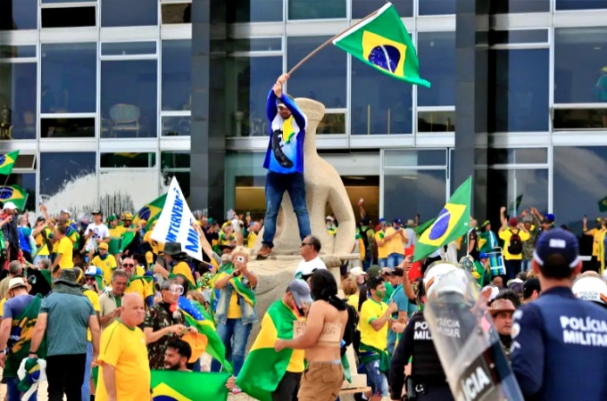 Bolsonaristas bombam mentira terrorismo Brasília obra infiltrados PT