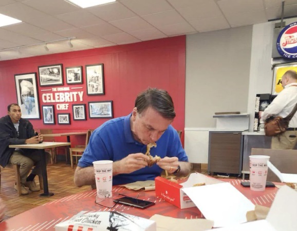 bolsonaro comendo KFC