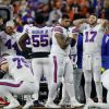 Atleta da NFL teve morte súbita abortada em campo; 'commotio cordis' é a provável causa companheiros-time-NFL