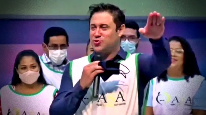 Pastor evangélico flagrado fazendo saudação nazista sorrindo MT