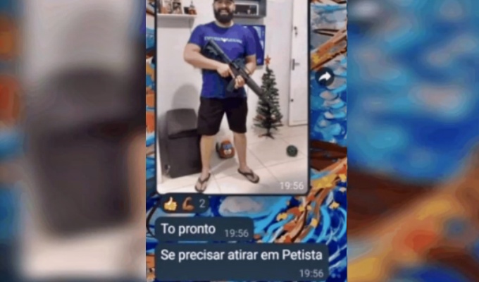 Servidor escola divulga foto fuzil Pronto atirar petista