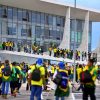 Manifestantes invadem Congresso, STF e Palácio do Planalto.