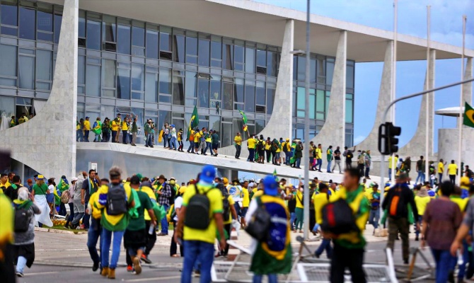 Terroristas invadem três poderes golpista bolsonarista Brasília 