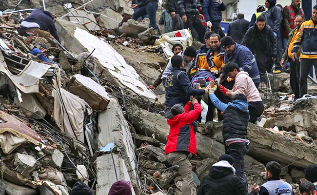 Casos sobreviventes terremotos resgatados após dias sob escombros raros existem