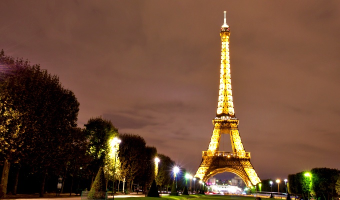 Irmãs brasileiras estupradas jardins Torre Eiffel