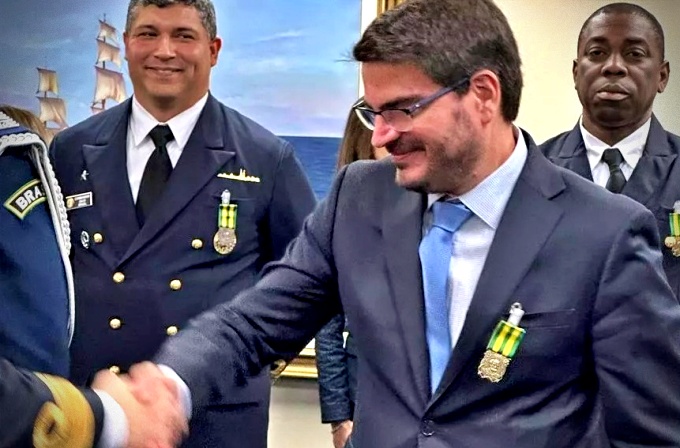 Marinha não quer explicar condecorações Constantino Augusto Nunes