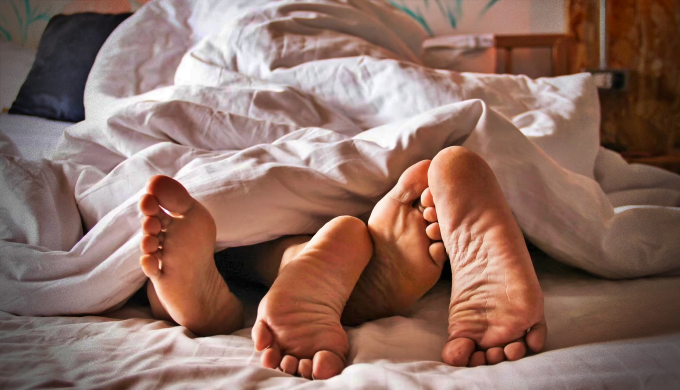 Mulher sofre hérnia disco durante relação sexual quase fica paralítica