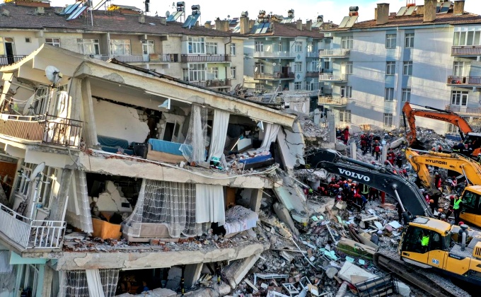 Terremoto sobe número mortos enquanto Turquia Síria aguardam ajuda internacional