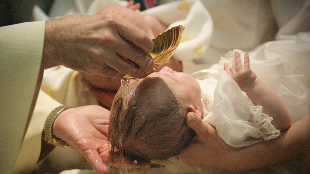 batismo criança padre ácido