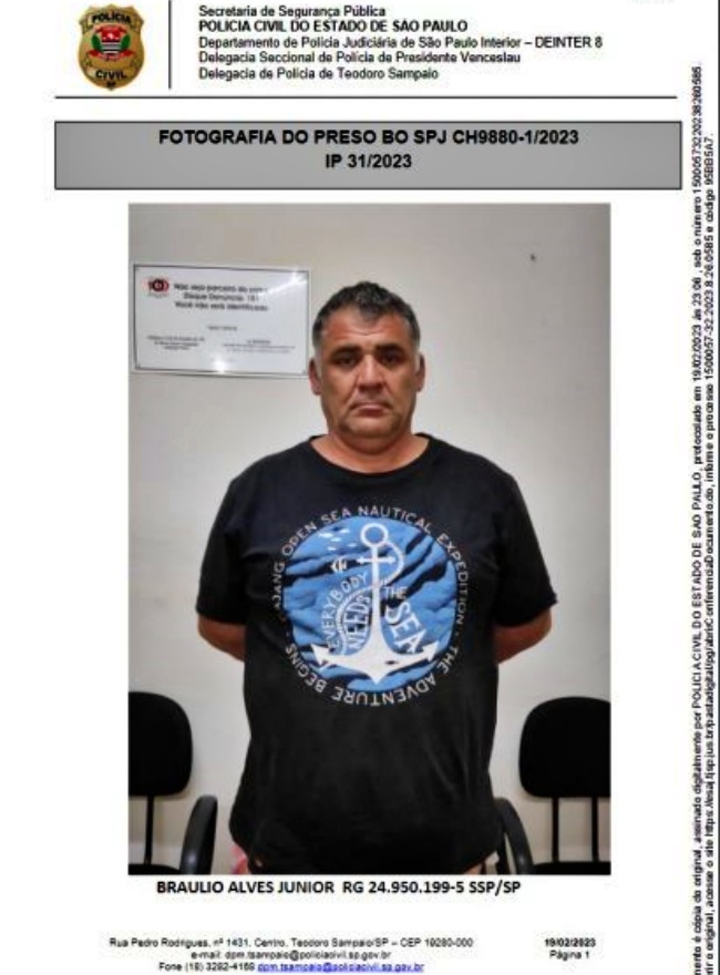 Cidadão de bem persegue vítima usando revólver palavra Bolsonaro gravada cano