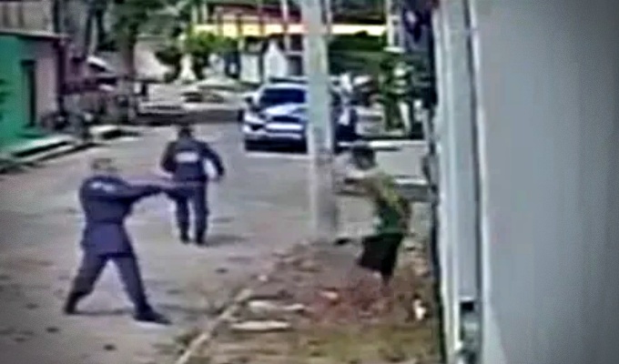 Policial flagrado executando jovem rendido mãos para trás ES