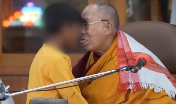 dalai lama beija menino boca