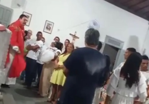 padre expulsa padrinho igreja