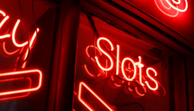 slots” escrita vermelho neon Como cenário iGaming