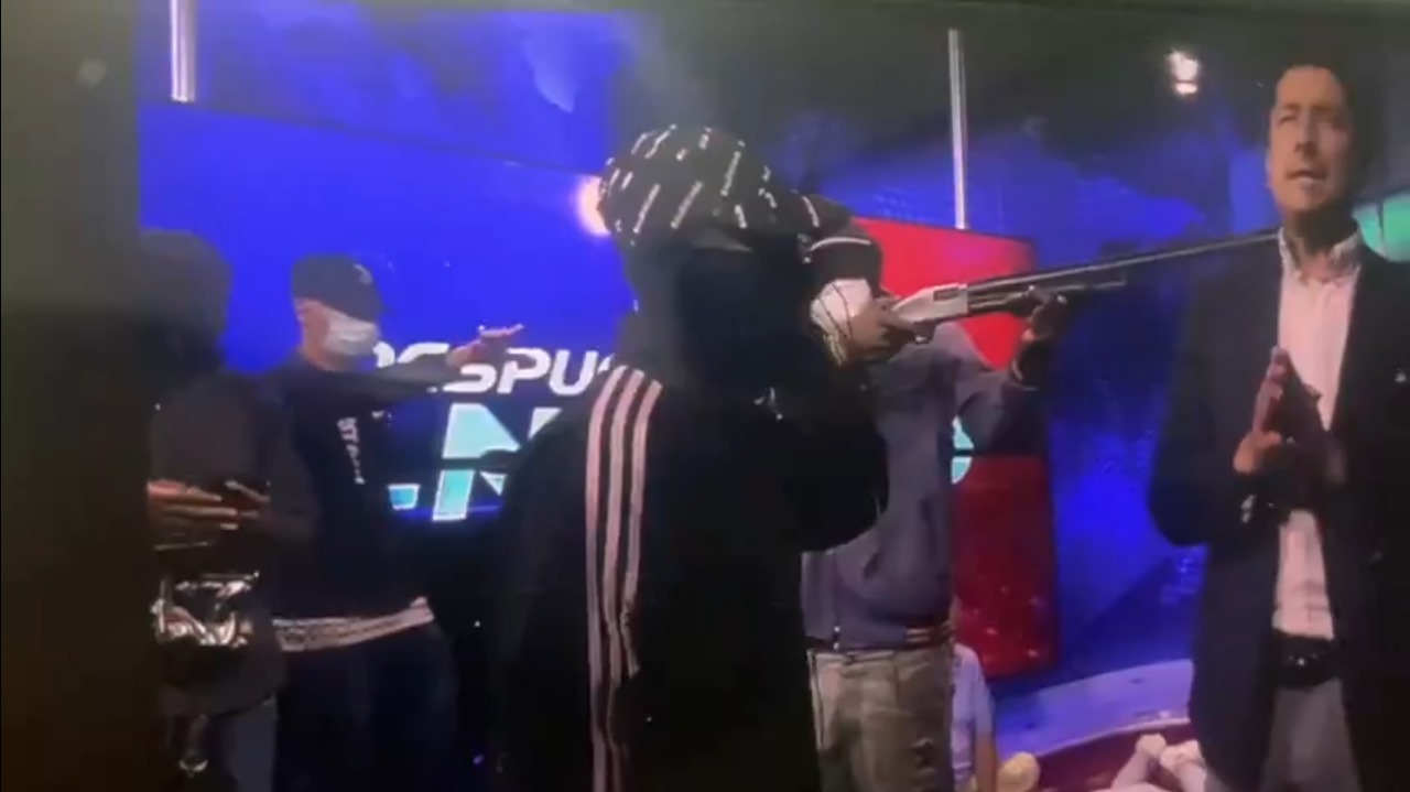 homens armados tv equador