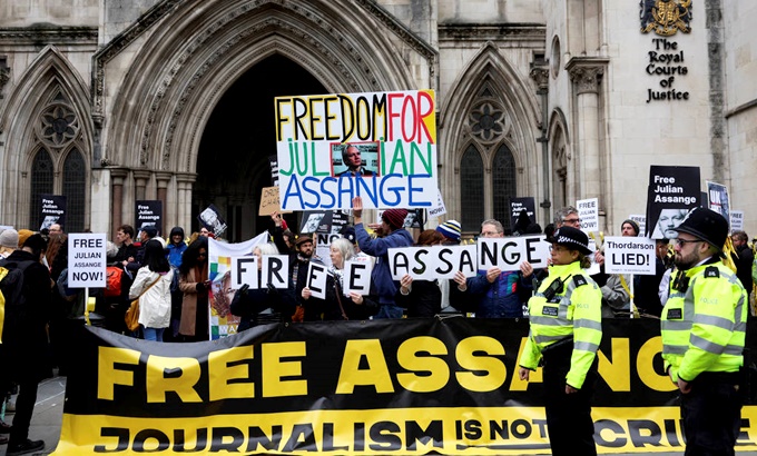 Julian Assange não comparece a julgamento sobre extradição