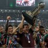 Fernando Diniz ergue a taça da Recopa Sul-Americana – Foto: Lucas Merçon/Fluminense