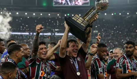 Fernando Diniz ergue a taça da Recopa Sul-Americana – Foto: Lucas Merçon/Fluminense