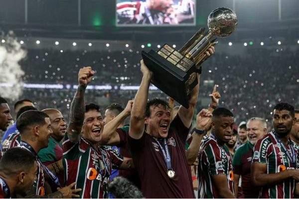 Fernando Diniz ergue a taça da Recopa Sul-Americana – Foto: Lucas Merçon/Fluminense